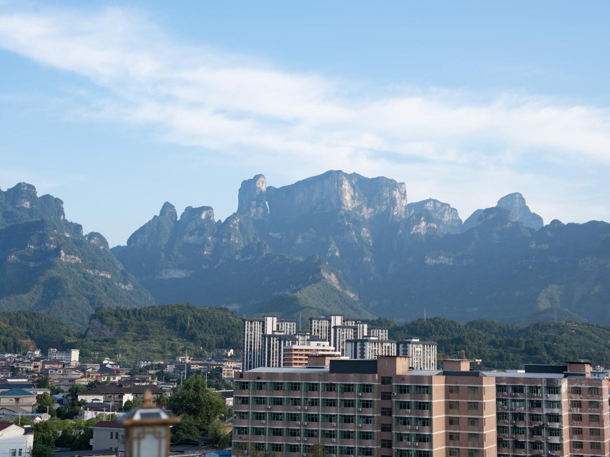 Patio Spring Holiday Inn -- Free Round Trip Pick-Up Service --Panoramic View Of Tianmen Mount Zhangjiajie Exterior foto