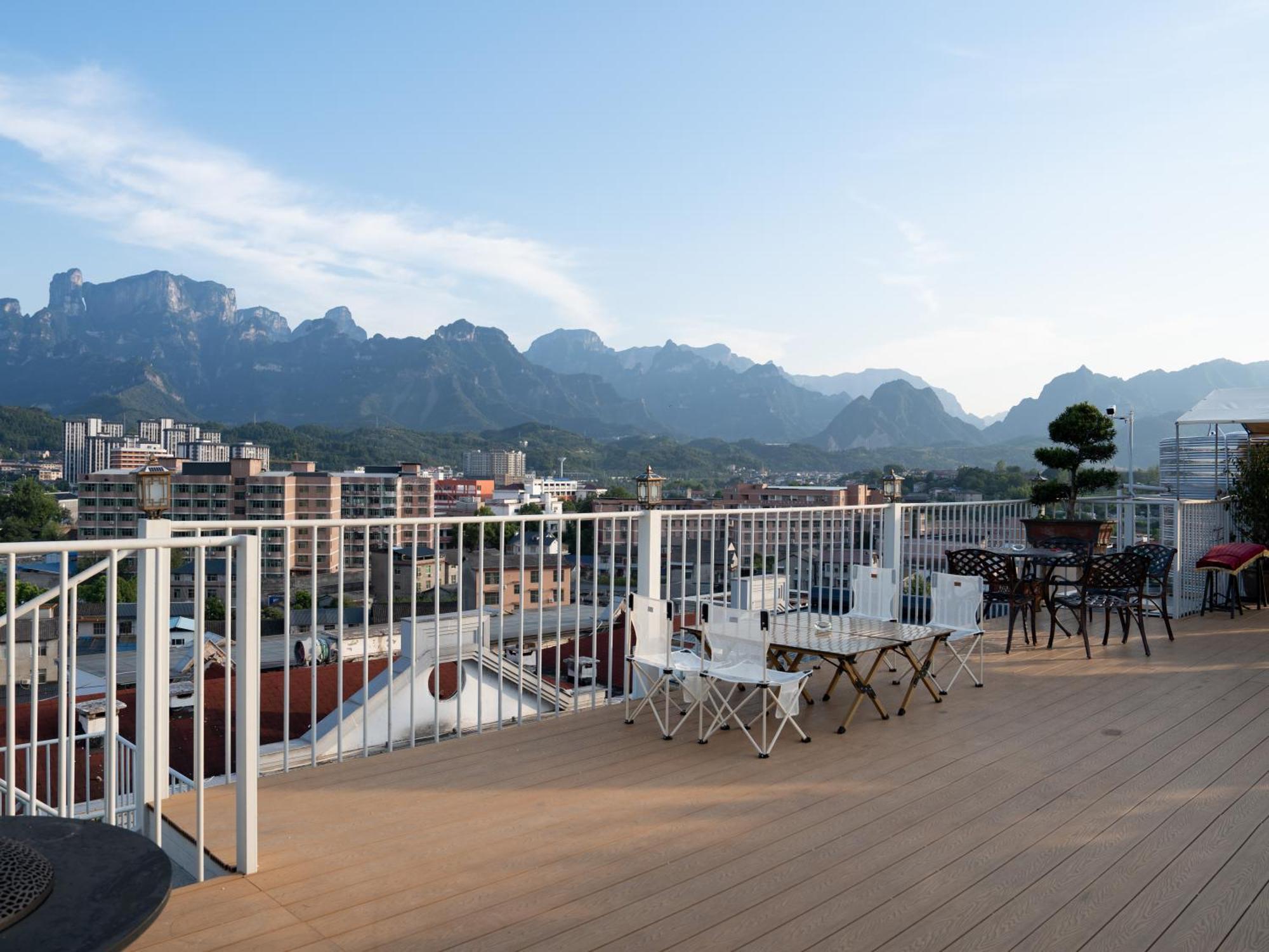 Patio Spring Holiday Inn -- Free Round Trip Pick-Up Service --Panoramic View Of Tianmen Mount Zhangjiajie Exterior foto
